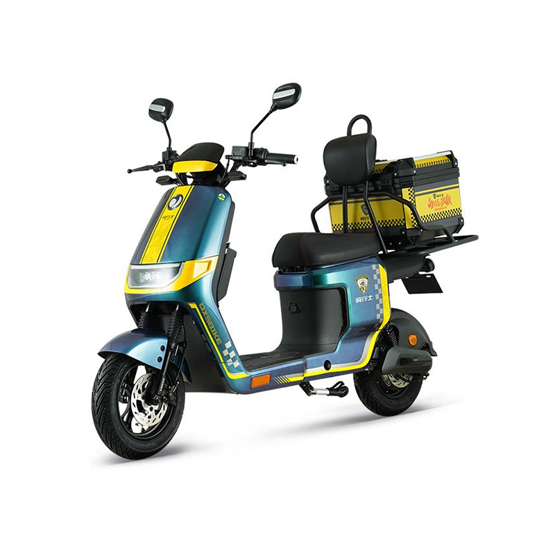 Paano pinangangasiwaan ng de-kuryenteng motorsiklo na may bumper sa harap ang kadaliang mapakilos sa mga masikip na espasyo sa lunsod kumpara sa mga modelong walang bumper?