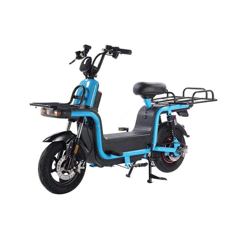 Paano maihahambing ang weight distribution at center of gravity ng electric motorcycle na ito sa katumbas na ICE motorcycles?